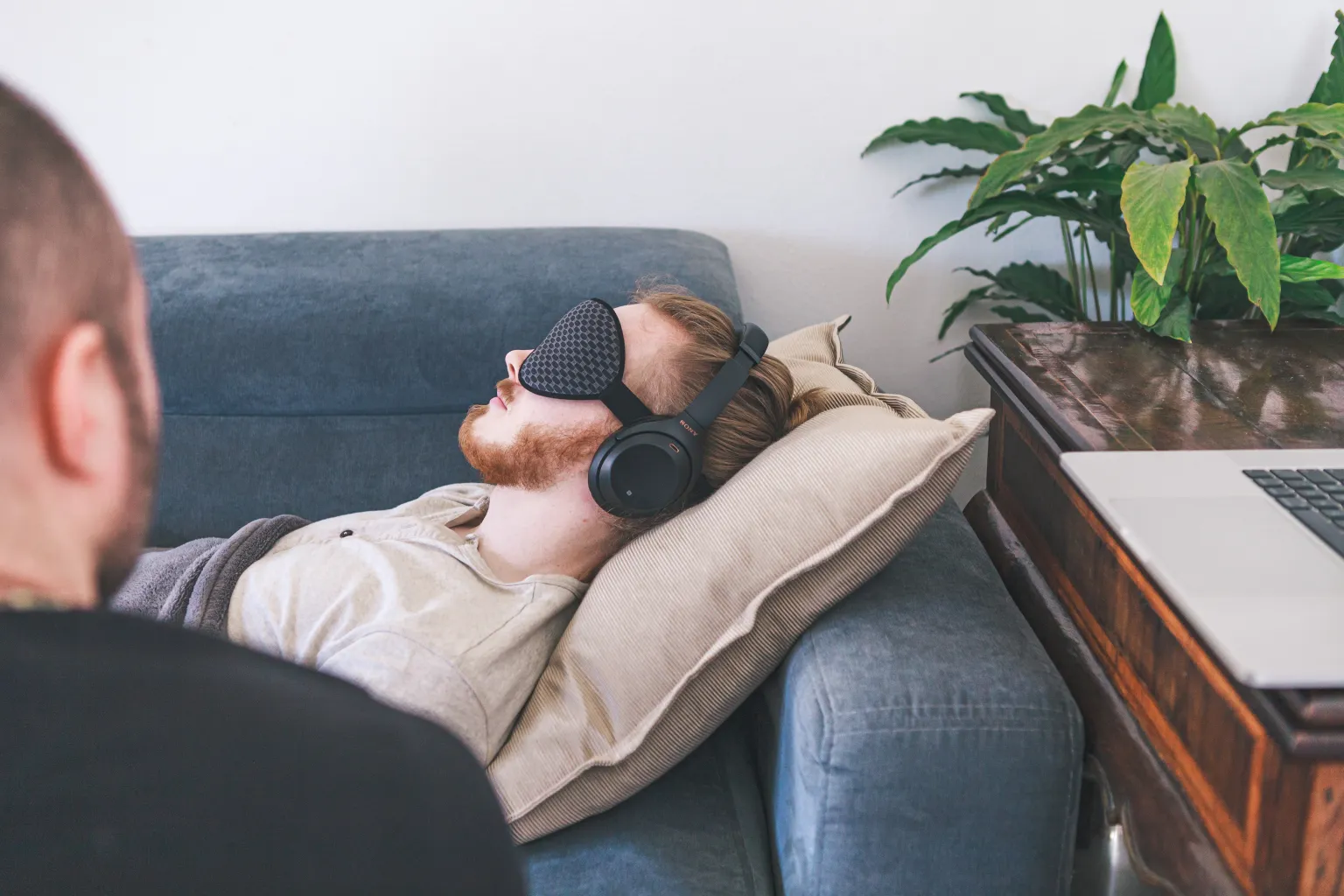 While wearing an eye mask, each individual listens to a series of carefully designed music programs and receives personalized support from a trained psychotherapist.
