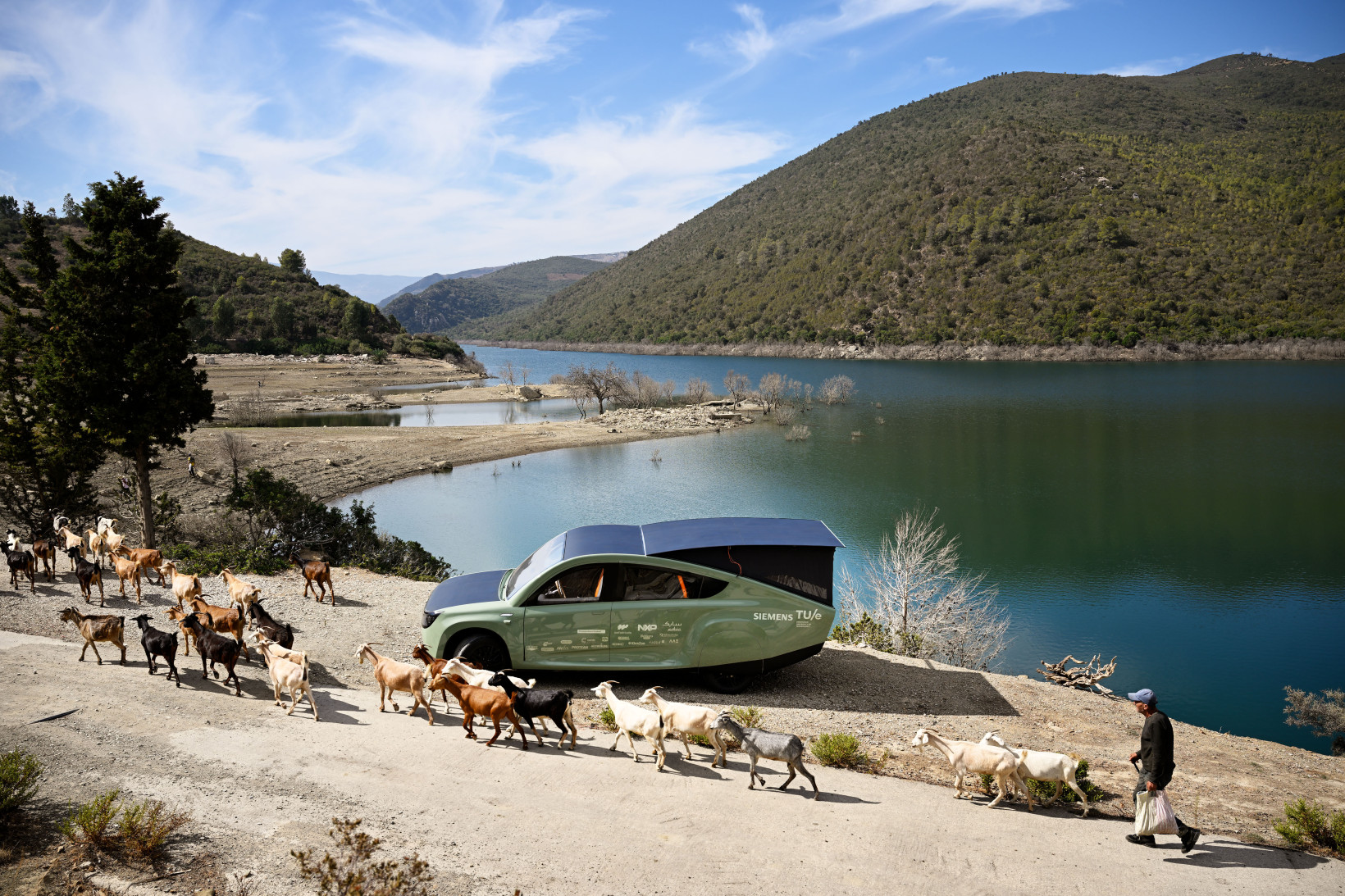 une voiture solaire garée à côté d'un lac au Maroc