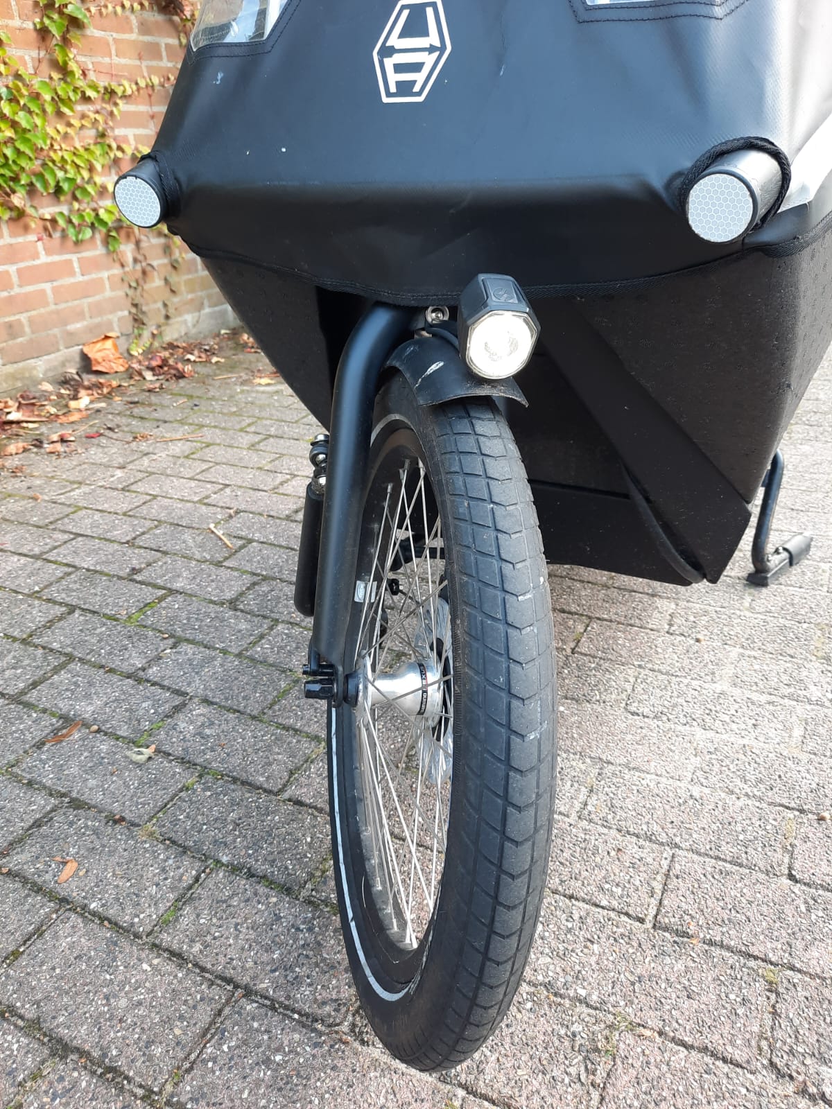 The light sits on the front wheel