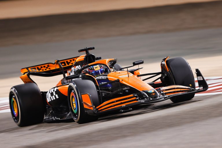 McLaren MCL38 F1 aracının yarış pistinde hızla ilerlediği fotoğraf