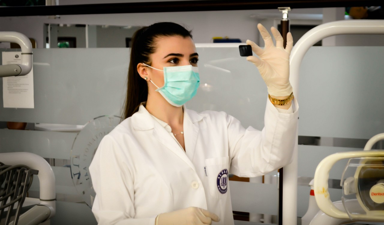 From anecdotes to AI tools, how doctors make medical decisions is evolving with technology Featured Image