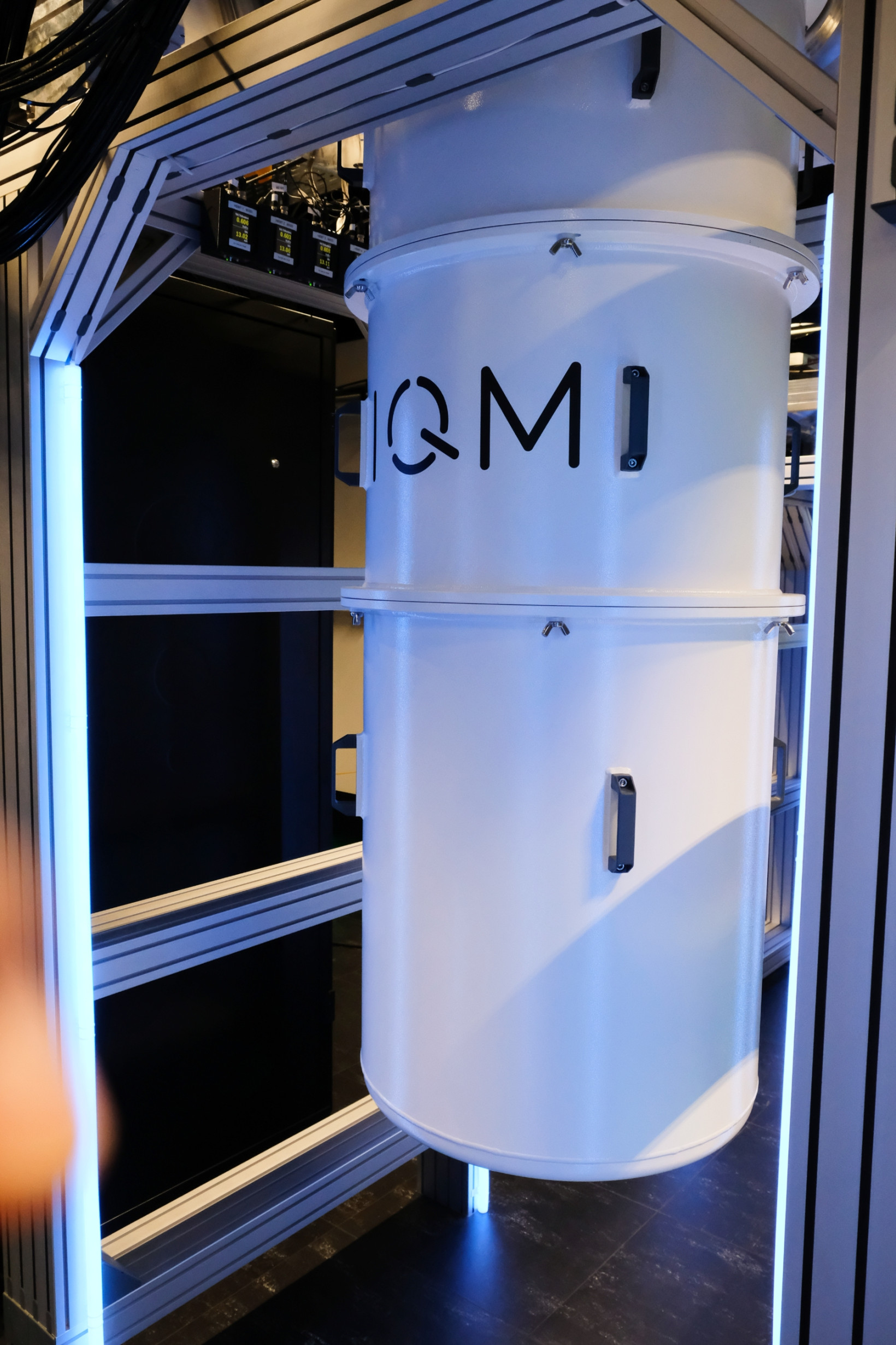 IQM-cyrostat-closed-quyantum-computer