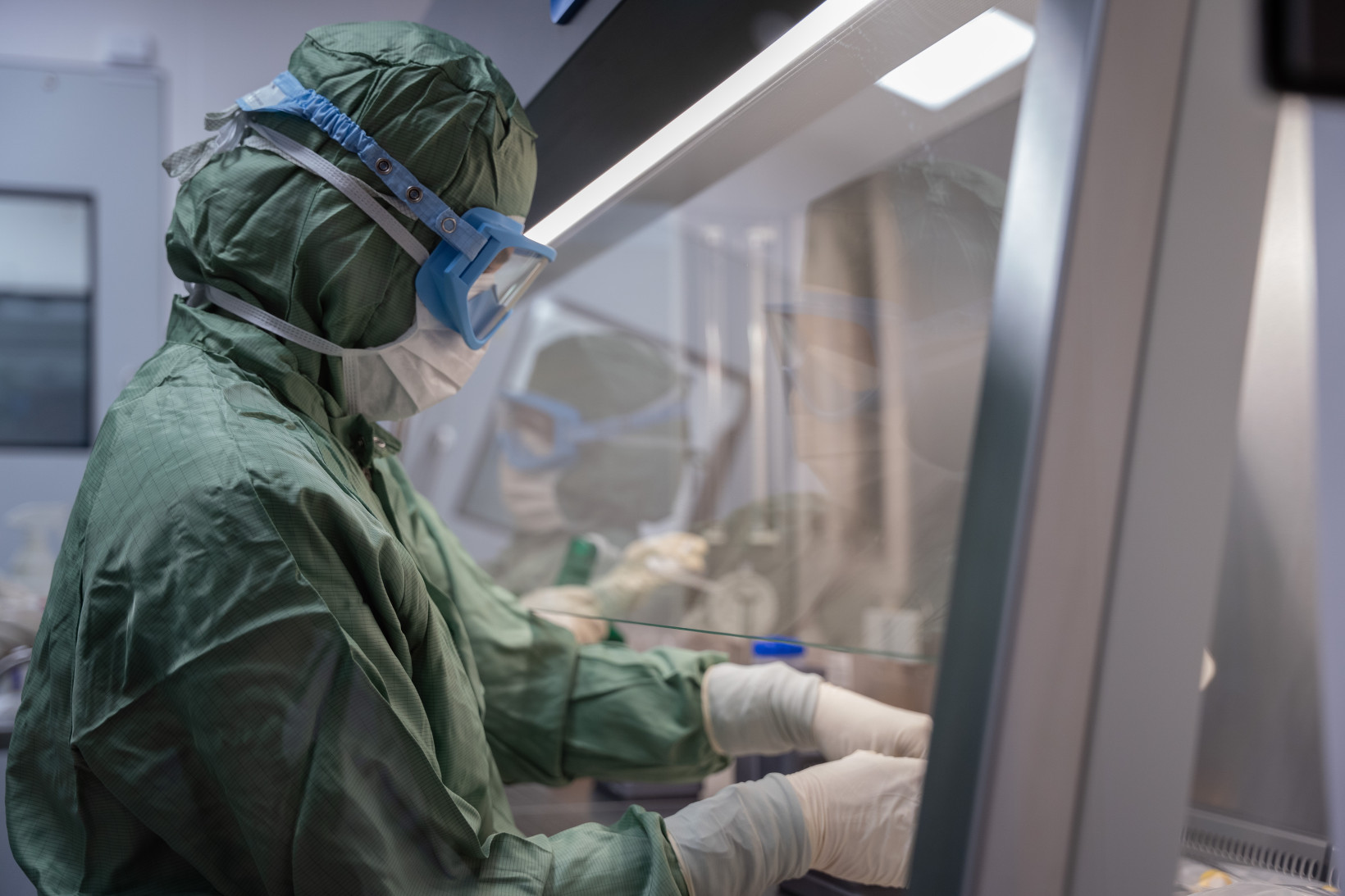 Calcalabs Cleanroom 내부의 과학자